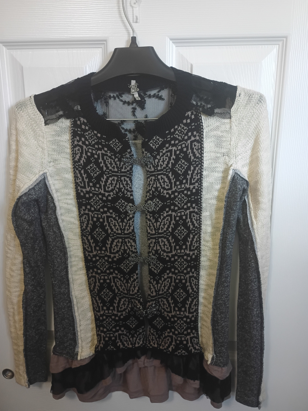 BKE Romantic Boho Mixed Media Decorative Clasp Closure Fitting Women's Cardigan